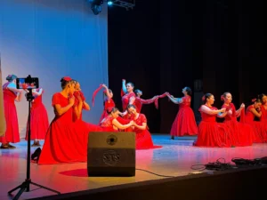 Eventos Bailarinas de zamba con vestidos rojos en escenario durante Fiesta de la Zamba, Ushuaia