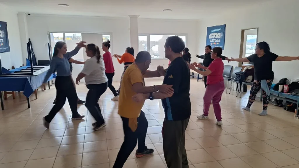Jornada de Capacitación "Folklore y Expresividad": Expresión Corporal aplicada a las Danzas Folklóricas Argentinas Grupo de participantes formando una ronda para practicar danzas folklóricas argentinas en la jornada de Ushuaia