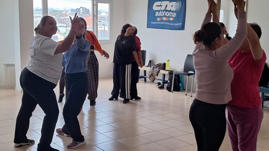 Jornada de Capacitación "Folklore y Expresividad": Expresión Corporal aplicada a las Danzas Folklóricas Argentinas Jornada de Capacitación "Folklore y Expresividad"